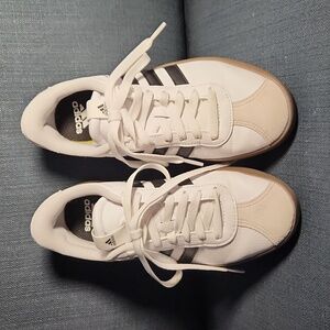 Adidas Court Tennies